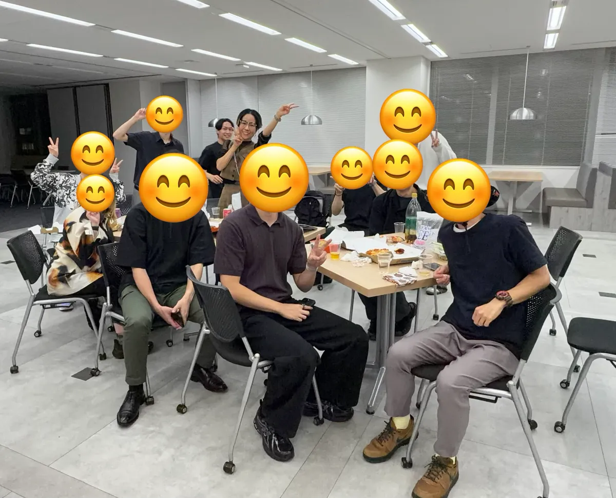 2026年9月22日 渋谷区恵比寿でのエンジニア交流オフ会の様子。テーブル席で談笑する参加者（顔は伏せています）