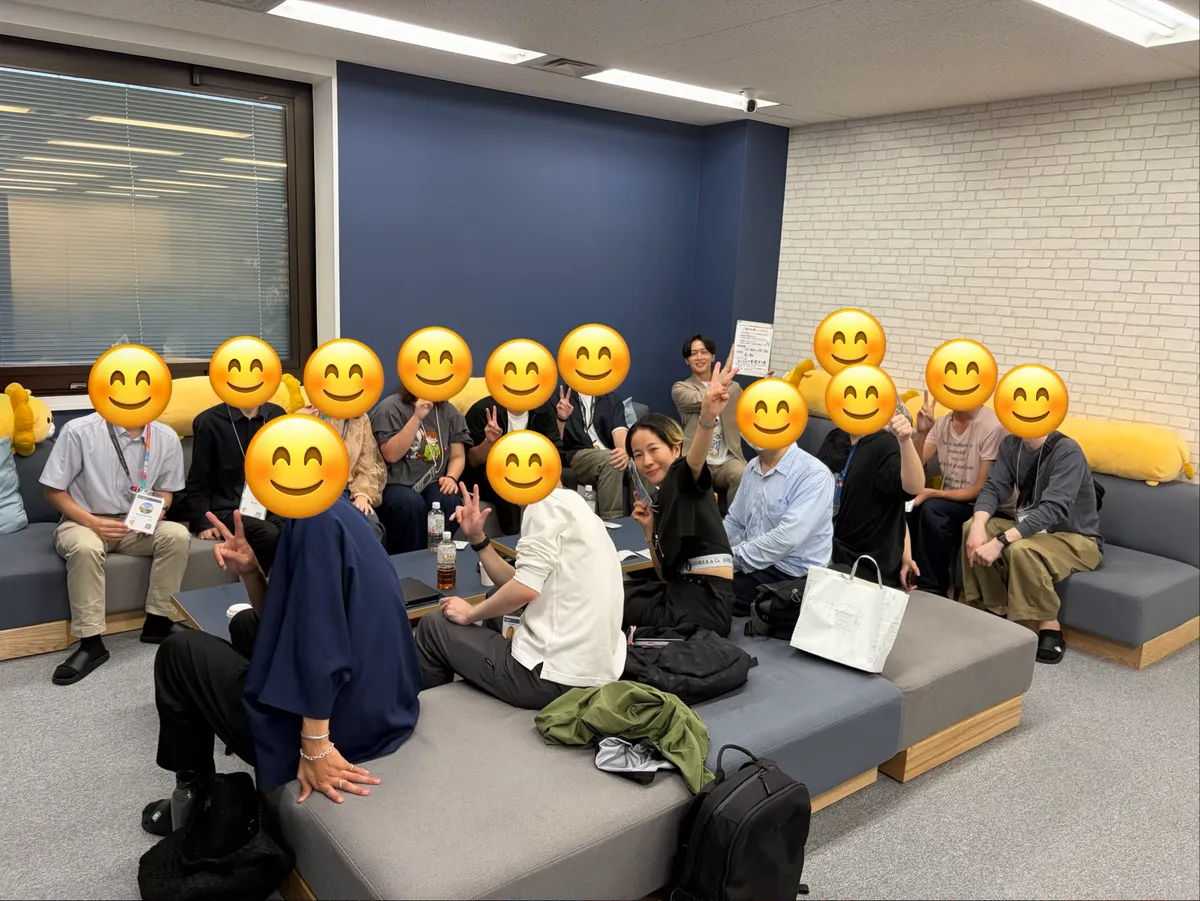 2026年9月23日 新宿でのエンジニア交流オフ会の様子。ソファ席に集まった参加者（顔は伏せています）